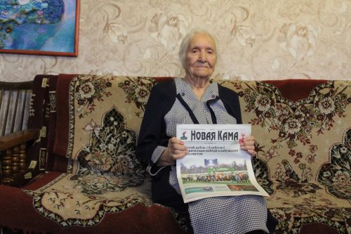 Елена Мерзон подарила подписку на «Новую Каму» 106-летней елабужанке