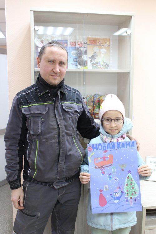 Юная художница Гузель нарисовала первую полосу для «Новой Камы» и получила подарок