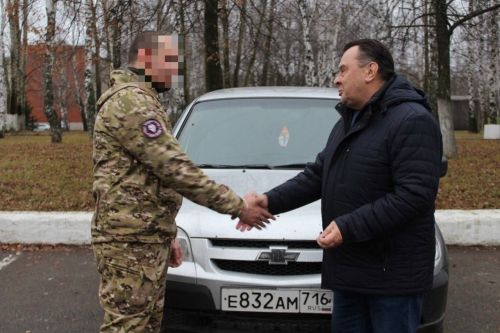 В Елабуге бойцам передали машину для отправки на фронт