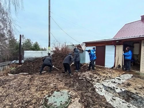 Молодогвардейцы Елабужского колледжа поддержали мать погибшего воина