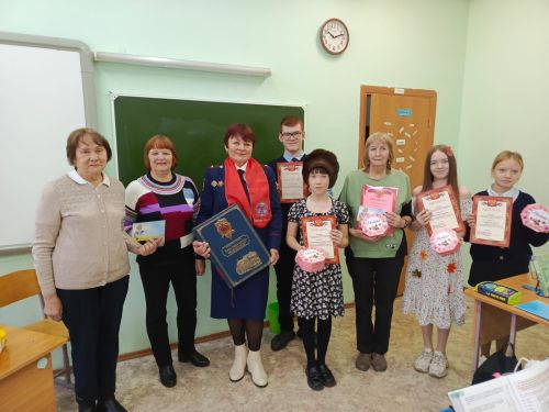 Урок, где история оживает: как в елабужской школе встретились правнук героя, книга памяти и стихи поэтессы