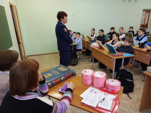 Урок, где история оживает: как в елабужской школе встретились правнук героя, книга памяти и стихи поэтессы