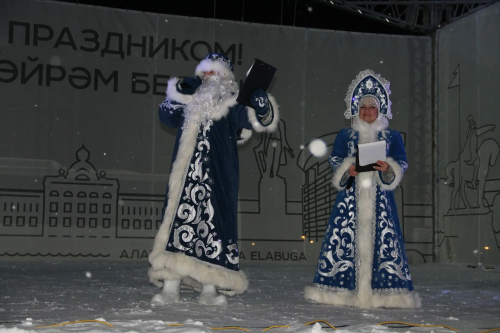 В Елабуге зажгли главную новогоднюю елку на стадионе «Молодежный»
