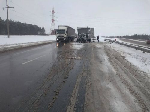 Водитель в реанимации: на трассе под Елабугой грузовик врезался в дорожную машину