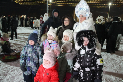 В Елабуге зажгли главную новогоднюю елку на стадионе «Молодежный»