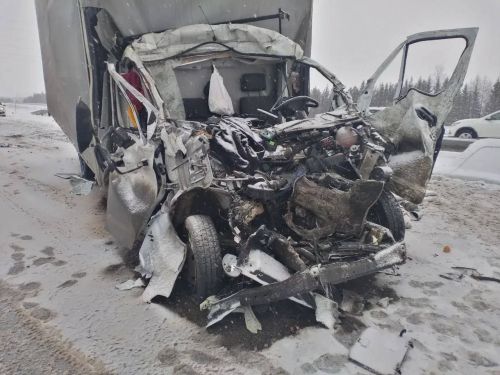 Водитель в реанимации: на трассе под Елабугой грузовик врезался в дорожную машину