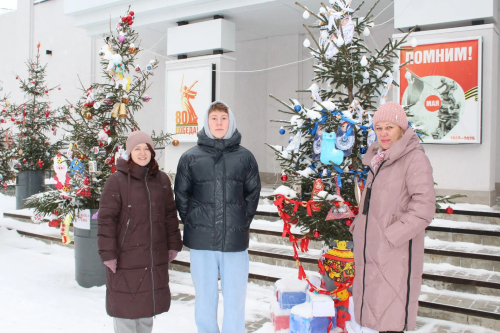 «Елки Приволжья»: семь народов, семь новогодних елей украсили Елабугу