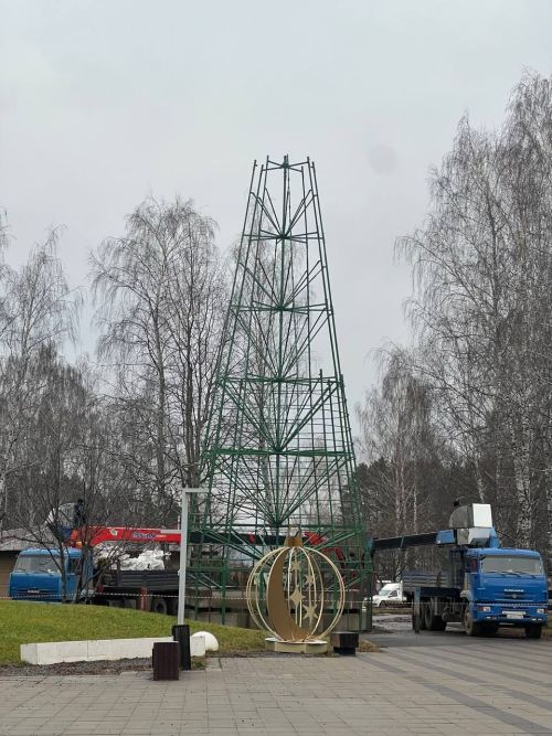 Новогоднюю елку устанавливают в парке «Чебурашка»
