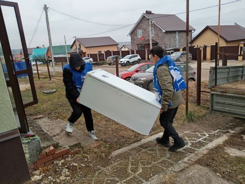 С пятого этажа — с командным духом: студенты Елабужского политеха помогли ветерану войны с переездом