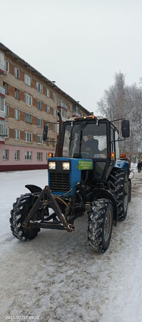 В Елабуге ведется борьба с гололедом с помощью спецтехники