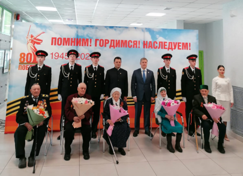 Заместитель премьер-министра РТ вручил елабужским ветеранам медали к 80-летию Победы