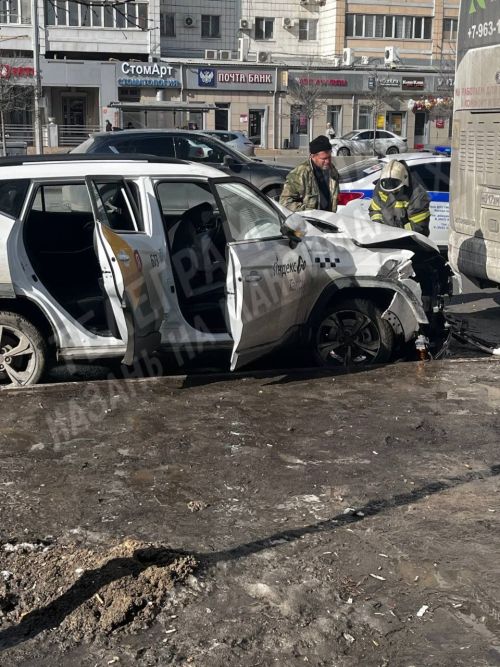 В Казани водитель такси влетел в толпу людей на остановке