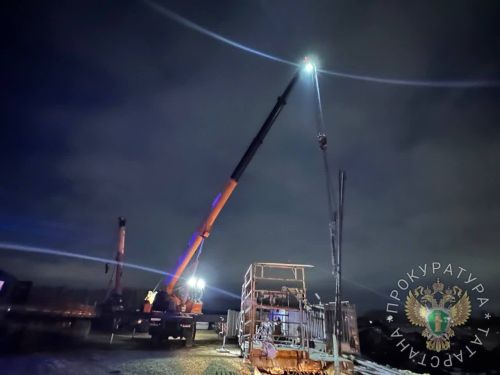 В Татарстане на работника скважины упала труба