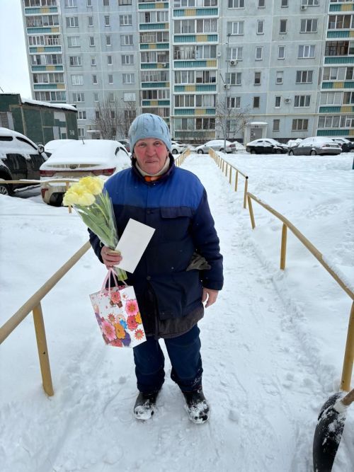 В Елабуге жители одного из домов поздравили своего дворника с 8 Марта
