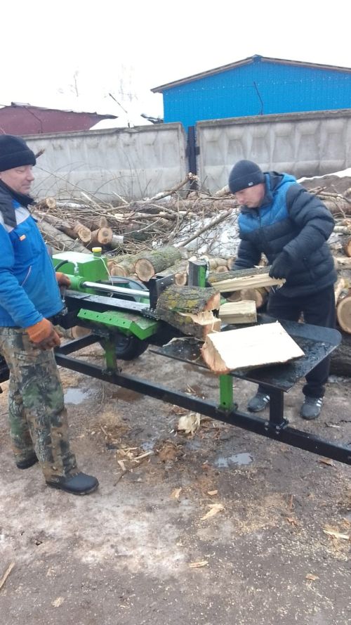 В Елабуге коммунальщики перерабатывают в щепу сухие ветки