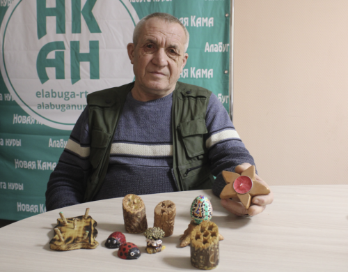 Деревянные игрушки и улыбки пассажиров: история таксиста-мастера из Елабуги