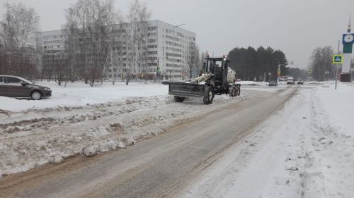 В Елабуге продолжаются работы по уборке снега