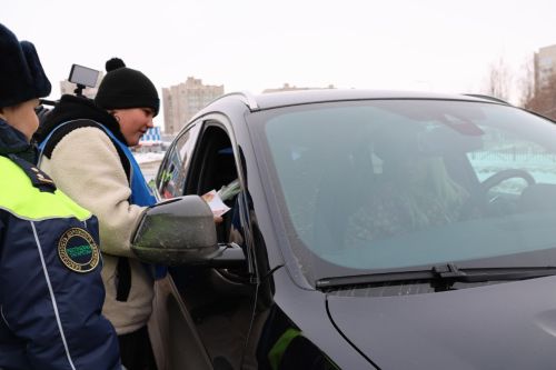 Госавтоинспекторы Елабуги поздравили автоледи с наступающим 8 Марта