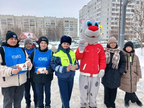 Госавтоинспекторы Елабуги поздравили автоледи с наступающим 8 Марта
