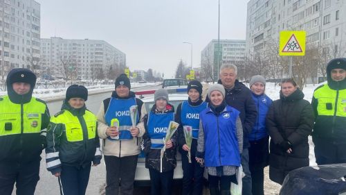 Госавтоинспекторы Елабуги поздравили автоледи с наступающим 8 Марта