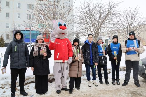 Госавтоинспекторы Елабуги поздравили автоледи с наступающим 8 Марта