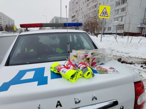 Госавтоинспекторы Елабуги поздравили автоледи с наступающим 8 Марта