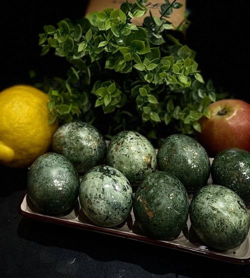 Зеленые мраморные яйца на Пасху: рецепт с куркумой, каркаде и поталью