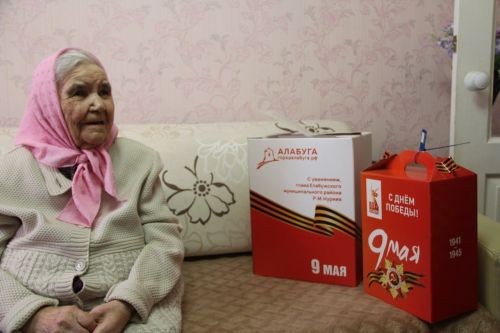 В Елабуге вручают подарки ветеранам