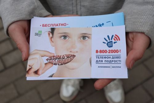 В Елабуге волонтеры провели акцию ко Дню детского телефона доверия