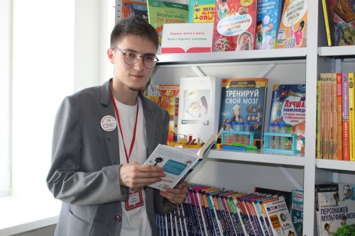 «Не сидим на месте»: как единственный парень-библиотекарь Елабуги меняет представление о профессии