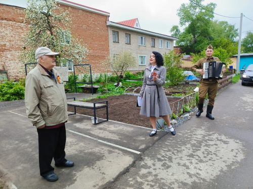 Агитбригада поздравила елабужских ветеранов с Днем Победы