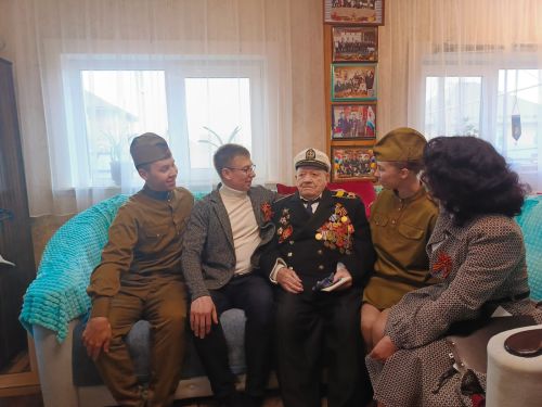 Агитбригада поздравила елабужских ветеранов с Днем Победы