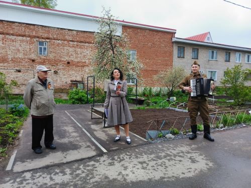 Агитбригада поздравила елабужских ветеранов с Днем Победы