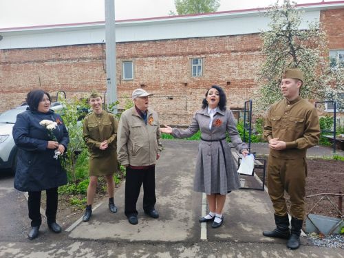 Агитбригада поздравила елабужских ветеранов с Днем Победы
