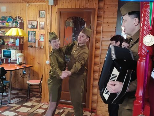 Агитбригада поздравила елабужских ветеранов с Днем Победы