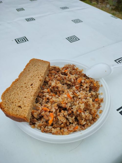 На празднике Дня Победы елабужане угощаются настоящей солдатской кашей