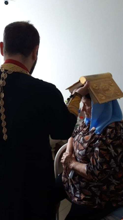 Священник и сестры милосердия посетили пациентов елабужской больницы