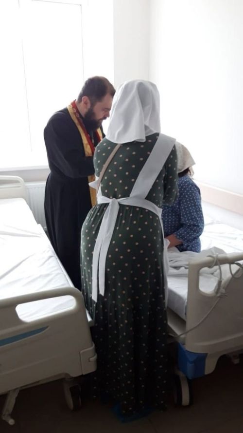 Священник и сестры милосердия посетили пациентов елабужской больницы