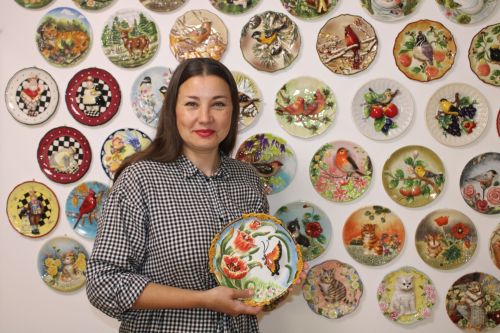 Не просто посуда: как семья из Елабуги собрала более 200 уникальных декоративных тарелок