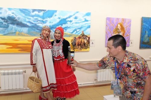 «Песни души» в красках: в Елабуге открылась выставка XX Международного арт-симпозиума