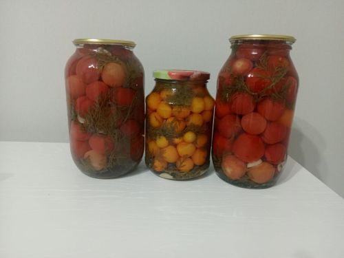 Помидоры с морковной ботвой: рецепт с кисло-сладким вкусом на зиму