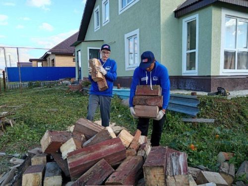 Молодогвардейцы Елабуги оказали помощь по благоустройству семье участника СВО