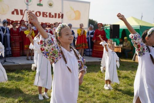 «Луковая царица» и пироги: как в Танайке празднуют урожай