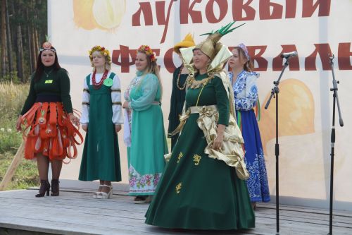 «Луковая царица» и пироги: как в Танайке празднуют урожай