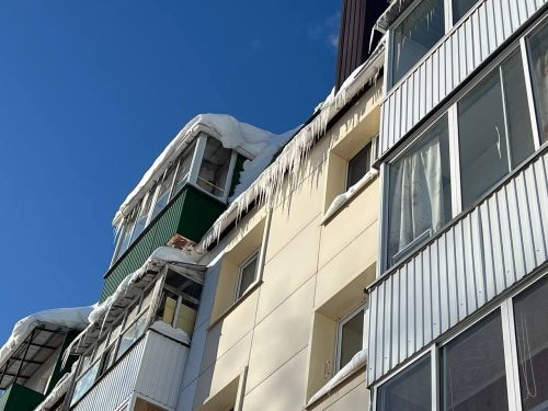 Опасность с крыш и балконов: кто отвечает за падение снега и сосулек в Татарстане?