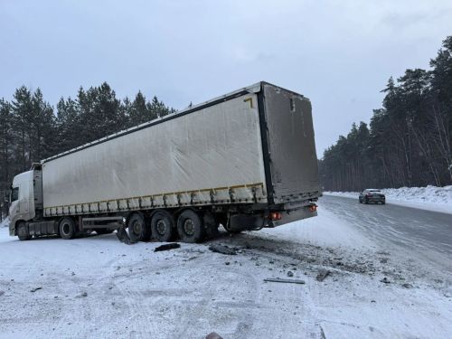 В Елабужском районе водитель ВАЗа не справился с управлением и столкнулся с грузовиком