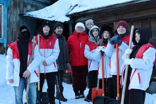 «Снежный десант» Движения Первых помогает елабужанам в уборке снега