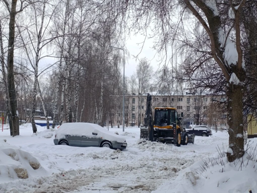 В Елабуге на уборку снега вывели 15 единиц техники, а водителей просят не парковаться на остановках