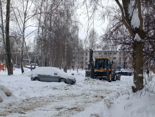 В Елабуге на уборку снега вывели 15 единиц техники, а водителей просят не парковаться на остановках