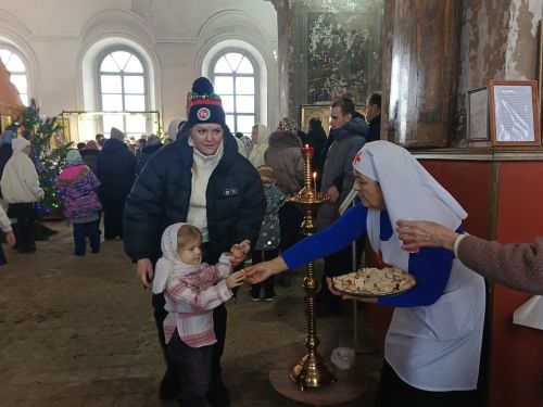 Светлый праздник Рождества собрал елабужан в храмах